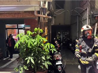 公寓樓梯間機車自燃 起火原因待查
