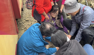 遊客闖軌道拍照遭撞傷 阿里山小火車倒退嚕助送醫