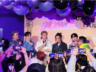 「员工最期待尾牙表演艺人」现身信义区 为民眾解惑挤满人潮