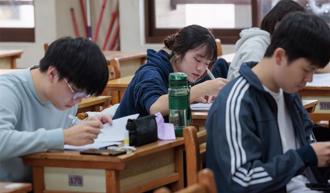 政治學系薪水天花板 畢業生直言：跨行根本沒有競爭力