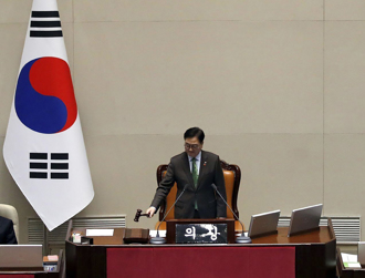 韩国会204：85弹劾尹锡悦过关！执政党12人倒戈 攻防一次看