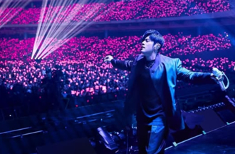 周杰倫慶功宴！出賣阿信「素顏塌髮」私下造型 網驚：真的認不出