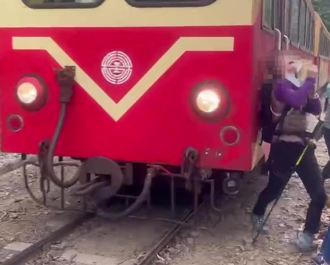 女遊客「無視鳴笛」背對顧拍照 阿里山小火車撞擊瞬間曝光