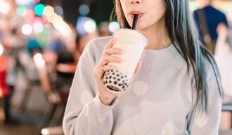 買飲料忘帶環保杯 他用1容器店員加爆  網讚：超賺