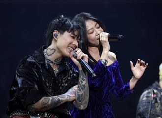 TRASH阿夜為已逝父留VIP座位 女神突衝上台親密勾手力挺