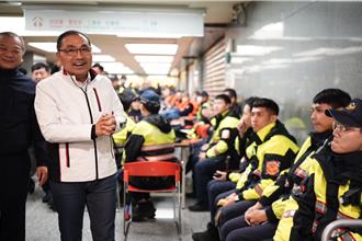 新北耶誕城背後大功臣 警不懼低溫執勤 侯友宜親臨慰問送溫暖