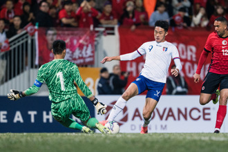 東亞盃》陳柏良抽筋治療 香港趁機破門 中華男足晉級夢碎