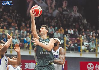 TPBL》林俊吉獵獅 開心高球遊戲出獎品