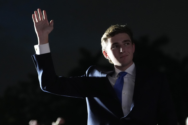 2024年7月9日，巴伦在川普竞选集会上发表讲话时挥手致意。（美联社)
