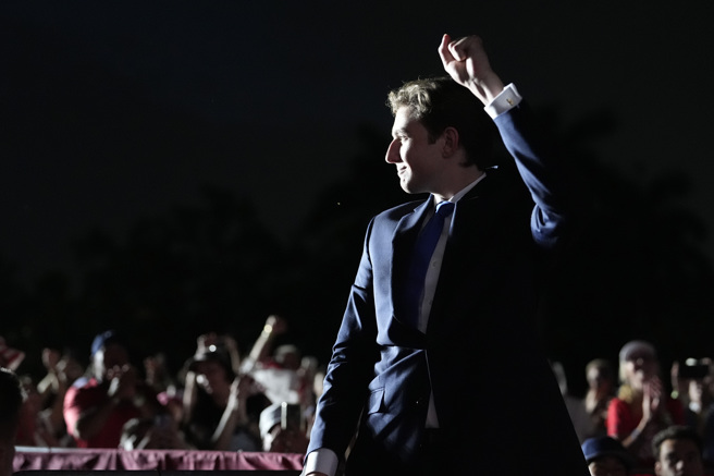 2024年7月9日，巴伦在川普竞选集会上发表讲话时挥手致意。（美联社)
