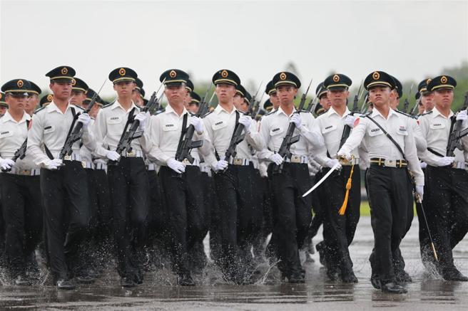  陆军军官学校学员生指挥部学生第1营第3连参与「黄埔建校100周年校庆活动」，以整齐划一的步伐，展现军校生气宇轩昂精神，获选为今年国军模范团体。（本报资料照片）