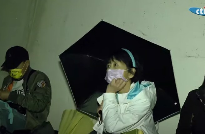  陈佩琪土城看守所外声援柯文哲。（取自中天新闻）