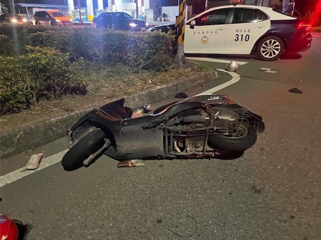头份市永贞路与台一己路口14日晚间发生死亡车祸  联结车擦撞3载机车酿2死1重伤。（读者提供／谢明俊苗栗传真）