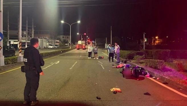 头份市永贞路与台一己路口14日晚间发生死亡车祸  联结车擦撞3载机车酿2死1重伤。（读者提供／谢明俊苗栗传真）