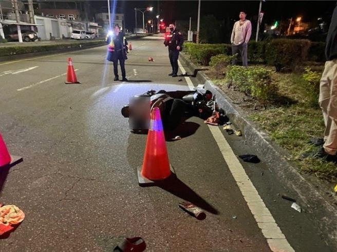 头份市永贞路与台一己路口14日晚间发生死亡车祸  联结车擦撞3载机车酿2死1重伤。（读者提供／谢明俊苗栗传真）