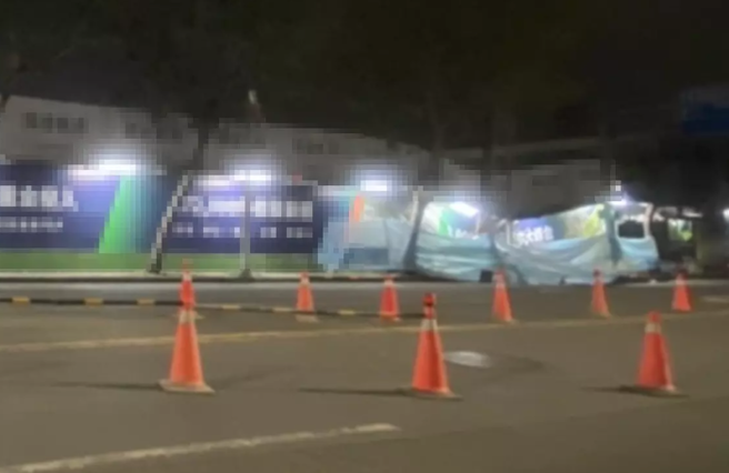 高雄左营高铁站附近一处预售屋建案工地，13日深夜10时许惊传地面塌陷（翻摄记者爆料网）