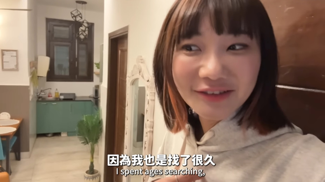 爱莉莎莎到了民宿发现充满霉味。（图／翻摄自爱莉莎莎 Alisasa Youtube）