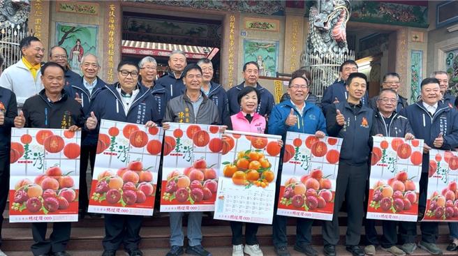 立委杨琼璎自制的水果月历超过10年，每年都受欢迎，今年加码计1万1000份，14日上午于后里区镇安宫前发送。（张妍溱摄）