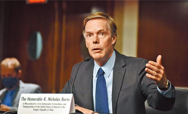 美国驻中国大使伯恩斯，在离任前夕，接受美国《外交事务》杂志的专访，主动谈到他曾建议北京当局应该与主张台独立场鲜明的赖清德总统进行对话，但是却为北京所拒绝。（中新社资料照）