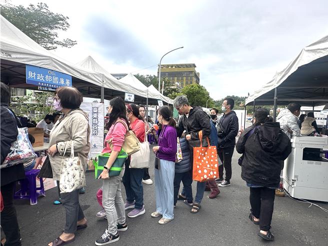 台东县职业训练成果发表暨就业博览会14日在南京路广场登场。（蔡旻妤摄）