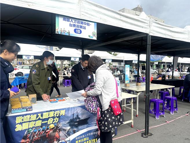 台东县职业训练成果发表暨就业博览会14日在南京路广场登场。（蔡旻妤摄）