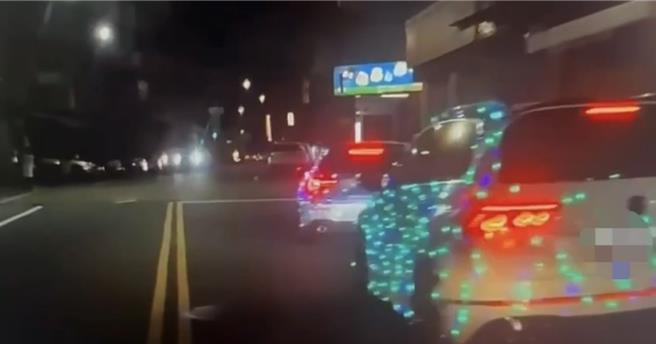 驾驶在车上挂上灯饰，夜晚中格外显眼。（翻摄照片／洪靖宜高雄传真）