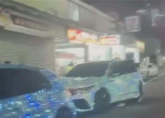 驾驶在车上挂上灯饰，夜晚中格外显眼。（翻摄照片／洪靖宜高雄传真）