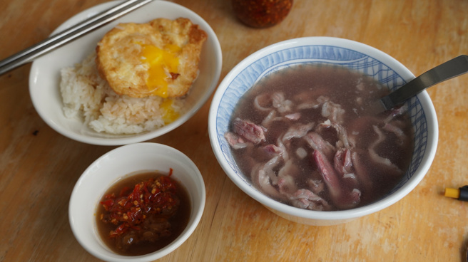 图为台南市知名美食牛肉汤。（示意图／资料照／宝智华摄）