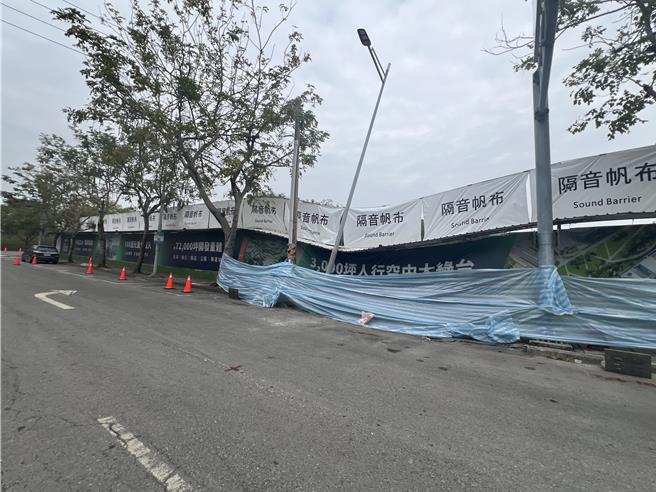 高铁左营站靠近新左营站侧一处施工中建案，于13日下午2点开始出现连续壁破损状况，造成站前南路出现约直径4米范围下陷。（任义宇摄）