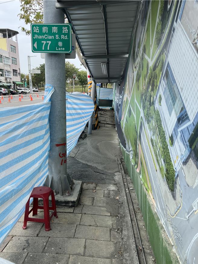 高铁左营站靠近新左营站侧一处施工中建案，于13日下午2点开始出现连续壁破损状况，造成站前南路出现约直径4米范围下陷。（任义宇摄）