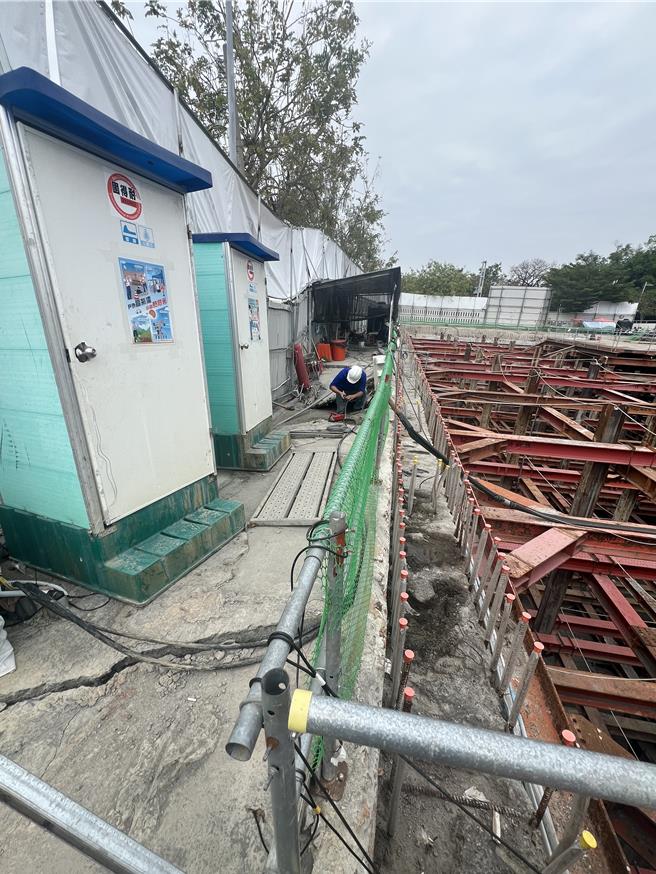 高铁左营站靠近新左营站侧一处施工中建案，于13日下午2点开始出现连续壁破损状况，造成站前南路出现约直径4米范围下陷。（任义宇摄）