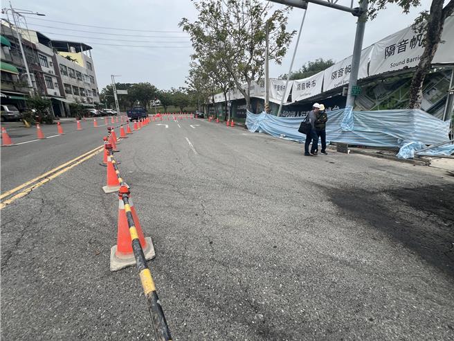 工务局紧急封闭单向道路通行。（任义宇摄）