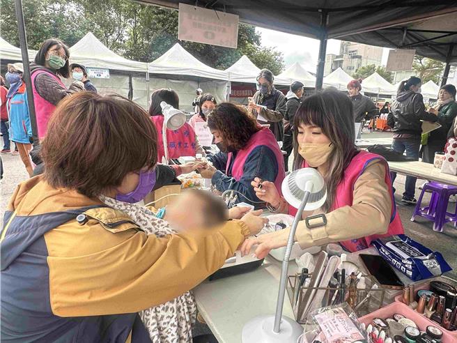 结合就业博览会，台东劳工大学成果展14日在南京路广场举行。（蔡旻妤摄）