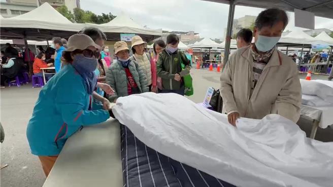 结合就业博览会，台东劳工大学成果展14日在南京路广场举行。（蔡旻妤摄）