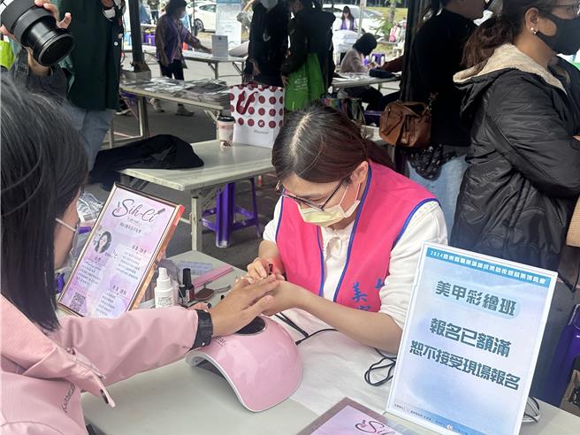 结合就业博览会，台东劳工大学成果展14日在南京路广场举行。（蔡旻妤摄）