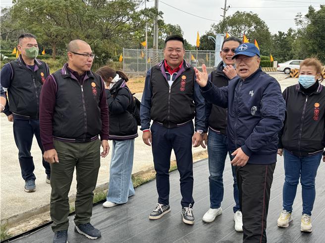 担任玄佑宫管委会副主委的金门前县长李沃士(右前)，虽因收贿案定谳，仍淡定参与新道场大殿安座入火典礼、招呼外宾。(于家麒摄)