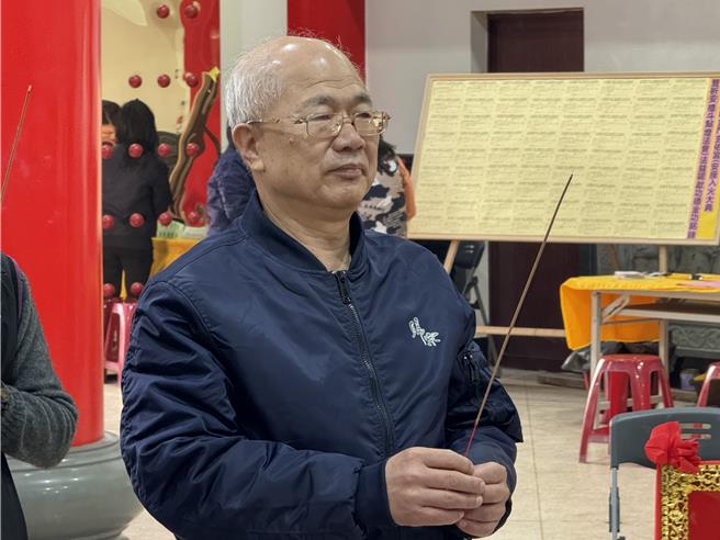 金门前县长李沃士目前担任玄佑宫管委会副主委，神情淡定的专注于新道场大殿安座入火典礼宗教仪式；针对判刑定谳之事仅表示「谢谢关心」。(于家麒摄)