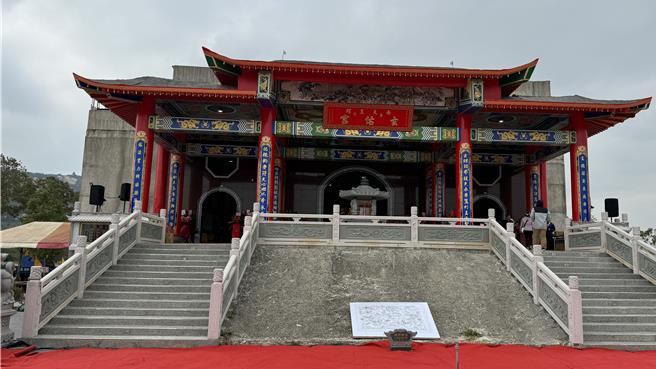 筹建近20年的归宗南天直辖金门玄佑宫，今日盛大举行新道场大殿安座入火典礼。(于家麒摄)