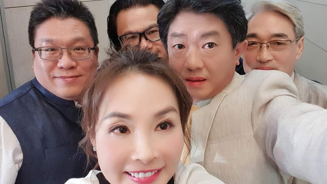 许圣梅曾晒出与张友骅、彭华干等人合照。（图／翻摄自许圣梅脸书）