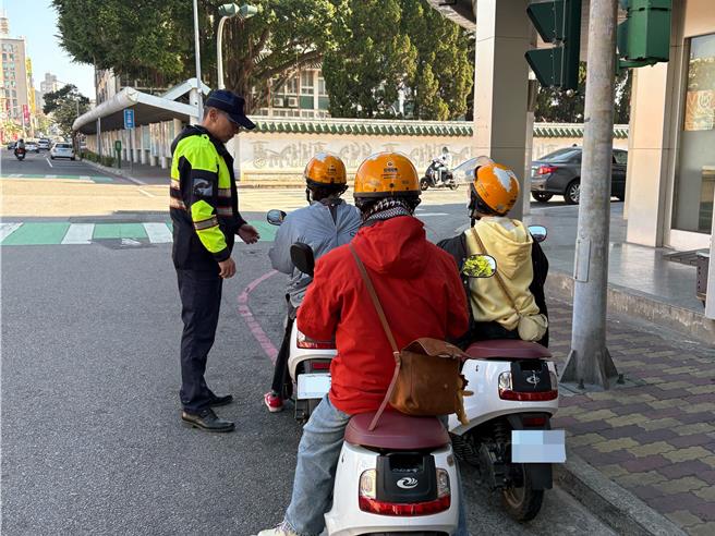 金门恢復陆客观光后大部分自由行陆客均自行租赁微电车代步游玩，不少陆客违规骑车造成交通乱象，警方已加强取缔。(图／金门县警局提供)