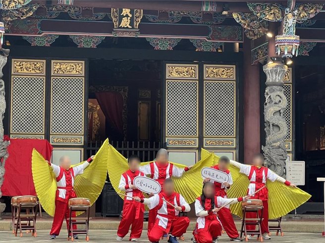 北市陽明教養院學員14日舉辦「轉角遇見孔子」創作展開幕儀式，學員上台表演打擊樂。（張珈瑄攝）