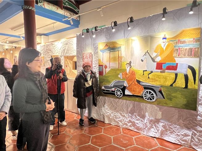  林奕華表示，一般人被很多框架限制，但學員們在藝術創作上比我們自由、有很多獨特視角。（張珈瑄攝）