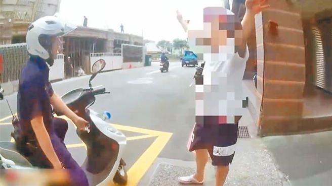 新北市芦洲区47岁陈姓男子6月时，因不满友人35岁杨姓男子欠2万5000元迟迟不还，屡次催讨屡次遭呛，遂心生不满，6月18日上午陈男至杨男家楼下堵人。（芦洲警分局提供）