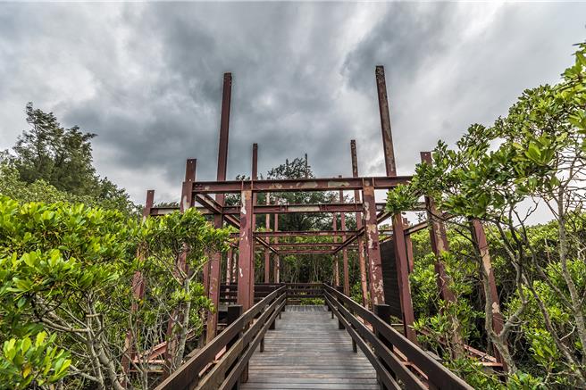 新豐紅樹林木棧道和景觀涼亭整修工程纏訟4年，2層景觀涼亭拆除後剩鋼構物，迄今仍未能復舊。（羅浚濱攝）