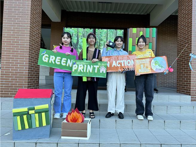 明德高中一年級學生陳思婷、萬晴、廖禹宣、鄭允睿組隊參加「外交小尖兵－英語種籽隊選拔」活動，奪下全國特優第四名。（校方提供）