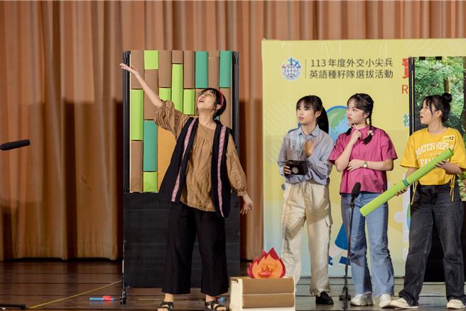 明德高中一年級學生陳思婷、萬晴、廖禹宣、鄭允睿組隊參加「外交小尖兵－英語種籽隊選拔」活動，奪下全國特優第四名。（校方提供）