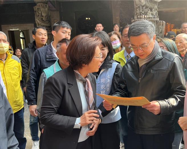 行政院长卓荣泰（前右）于14日南下彰化伸港乡福安宫参香祈福，彰化县长王惠美（前左）应邀前往，2人碰面，王当场递交1封信给卓揆，盼中央协助地方建设，让彰化更进步。（张妍溱摄）