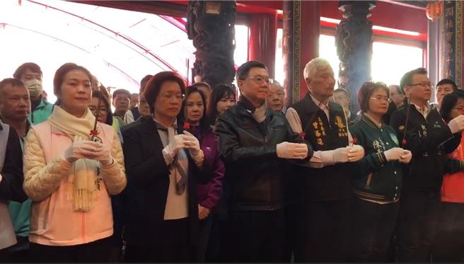 行政院长卓荣泰（左三）于14日南下彰化伸港乡福安宫参香祈福，彰化县长王惠美（左二）应邀前往，一同祈求妈祖保佑国泰民安、风调雨顺。（张妍溱摄）
