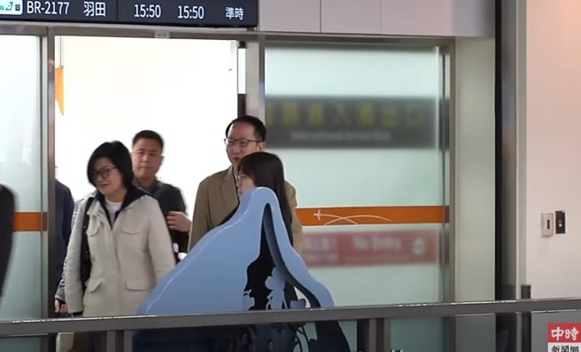 图为第2批先遣部队抵达松山机场画面。（取自直播）