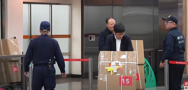 图为松山机场画面。（取自直播）